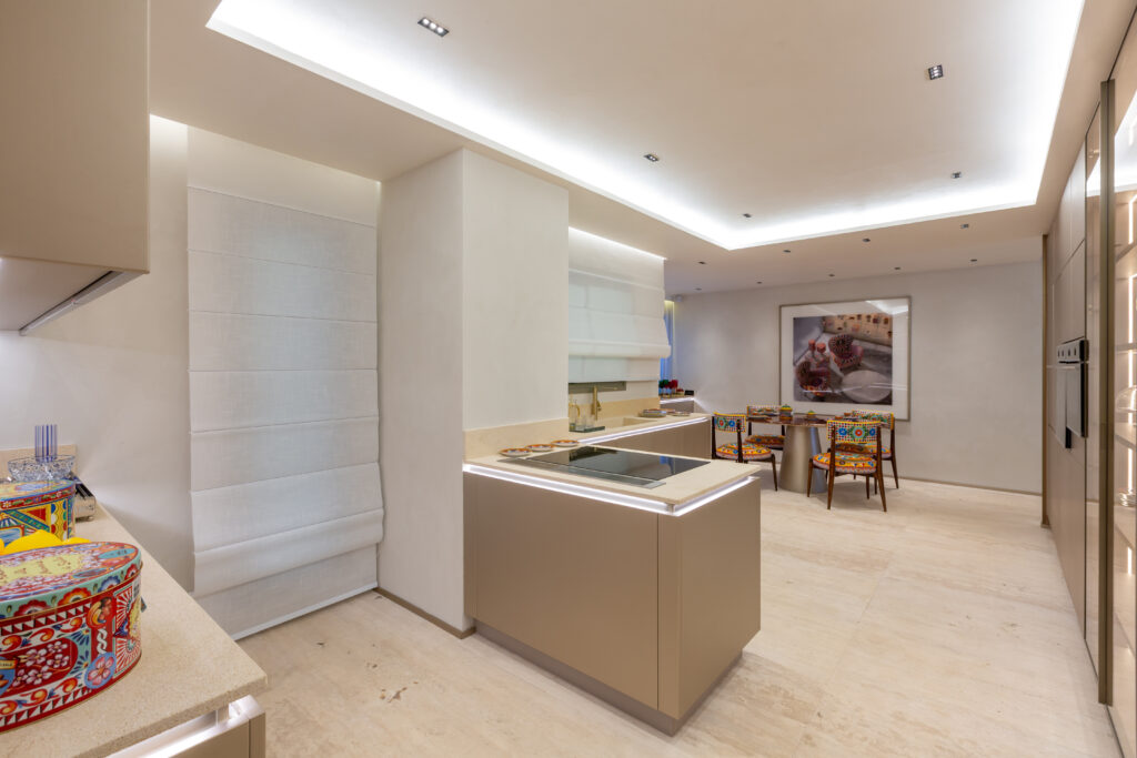Cozinha do decorado de 279 m² do CAPRI Cyrela Jardim Europa. Foto do decorado