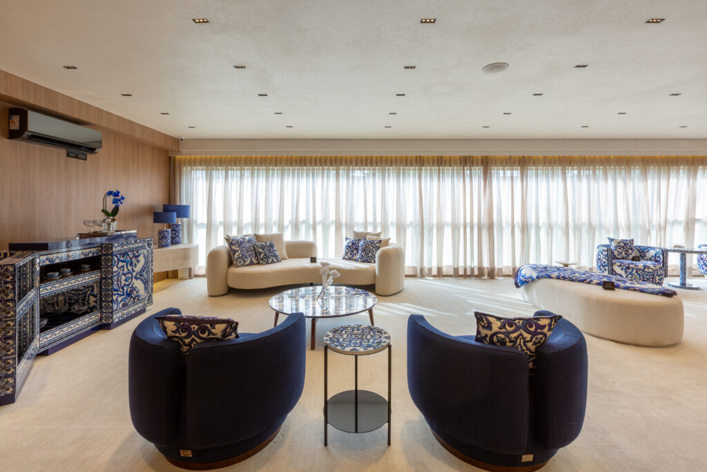 Estar com poltronas do decorado de 279 m² do CAPRI Cyrela Jardim Europa. Foto do decorado