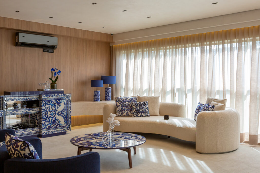 Sala do decorado de 279 m² do CAPRI Cyrela Jardim Europa. Foto do decorado