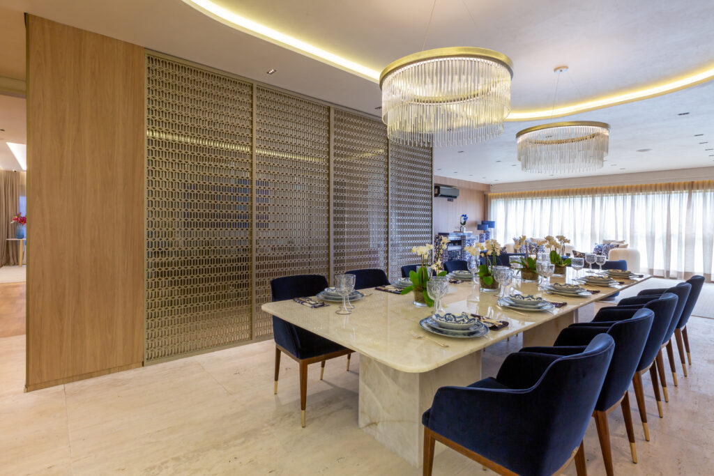 Sala de jantar do decorado de 279 m² do CAPRI Cyrela Jardim Europa. Foto do decorado