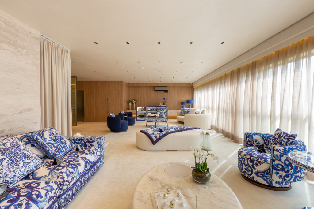 Living do decorado de 279 m² do CAPRI Cyrela Jardim Europa. Foto do decorado