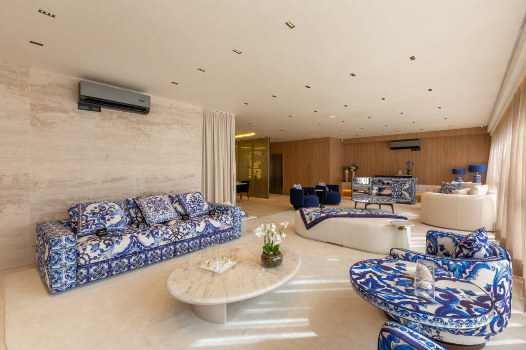 Estar do decorado de 279 m² do CAPRI Cyrela Jardim Europa. Foto do decorado
