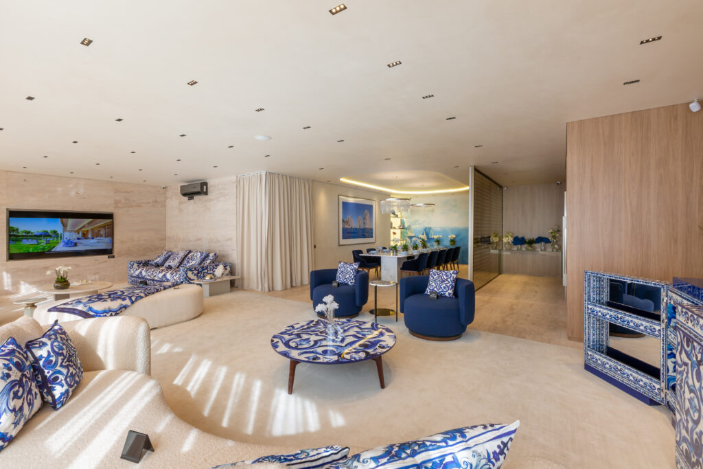 Living integrado do decorado de 279 m² do CAPRI Cyrela Jardim Europa. Foto do decorado