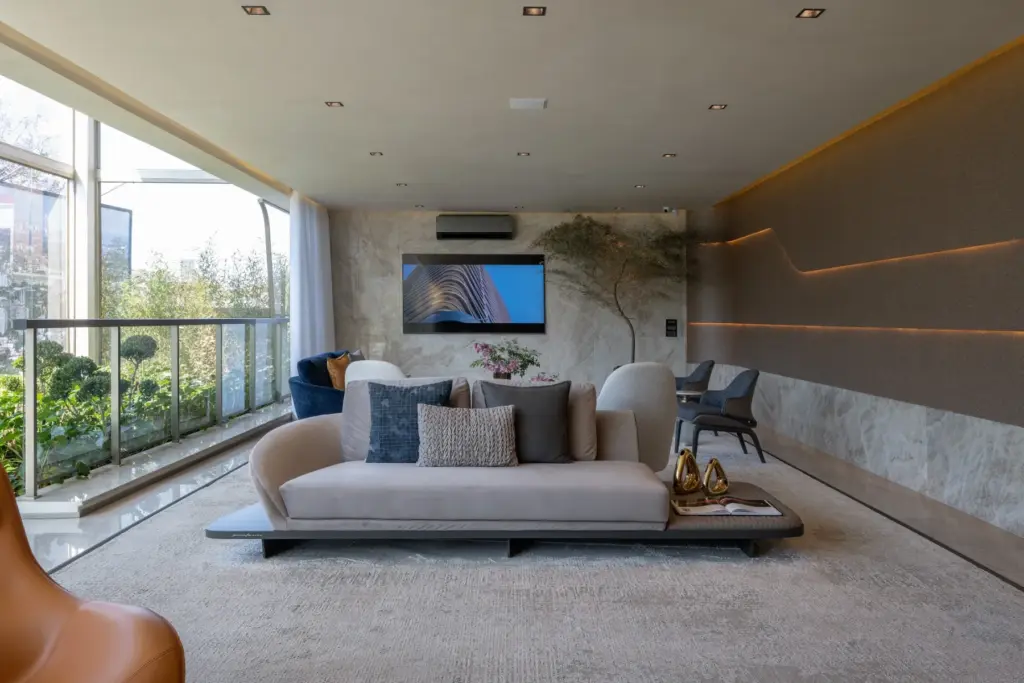 Sala de estar do decorado de 379 m² do EPIC Jardim Europa by Pininfarina. Foto do decorado