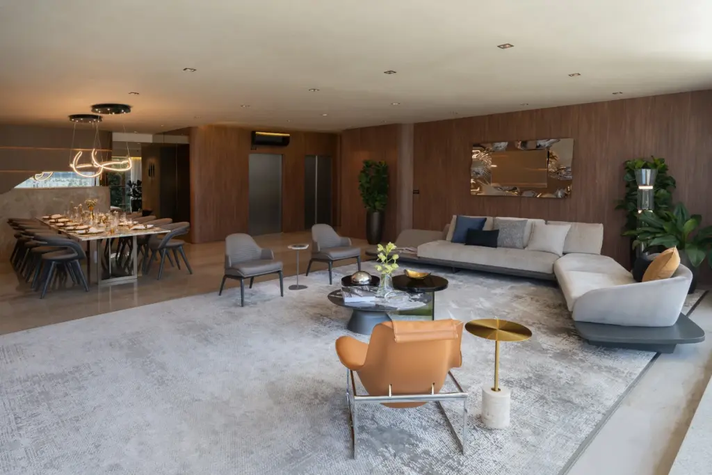 Living e jantar do decorado de 379 m² do EPIC Jardim Europa by Pininfarina. Foto do decorado