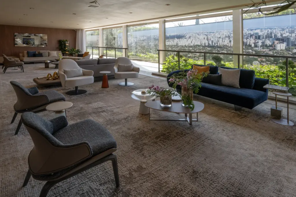 Living com vista do decorado de 379 m² do EPIC Jardim Europa by Pininfarina. Foto do decorado