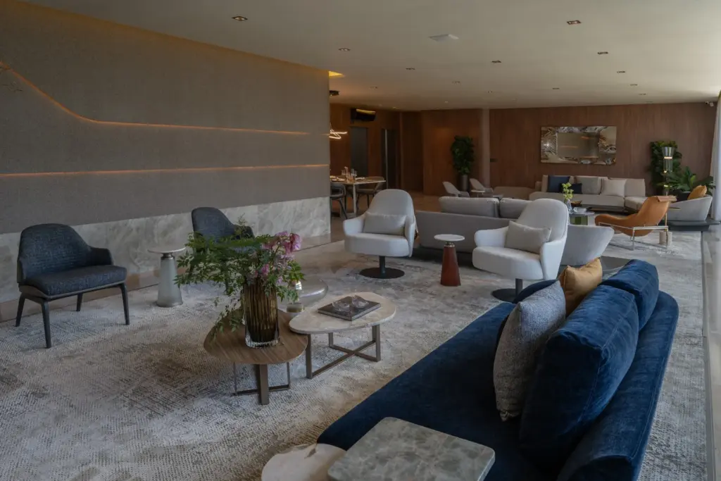 Estar íntimo do decorado de 379 m² do EPIC Jardim Europa by Pininfarina. Foto do decorado
