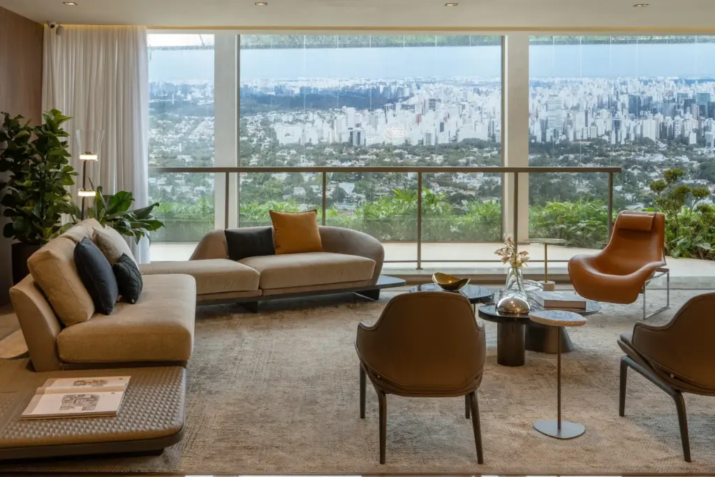 Living voltado para a cidade no decorado de 379 m² do EPIC Jardim Europa by Pininfarina. Foto do decorado